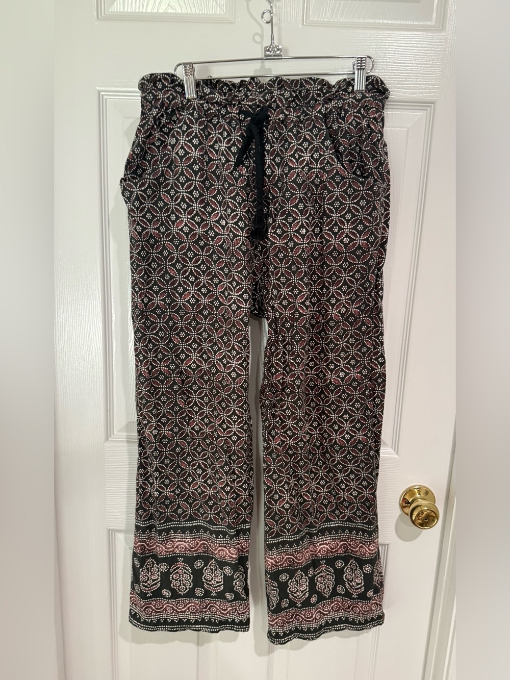 XiRENA Black Wide-Leg Printed Lounge Pants with Pink Pattern